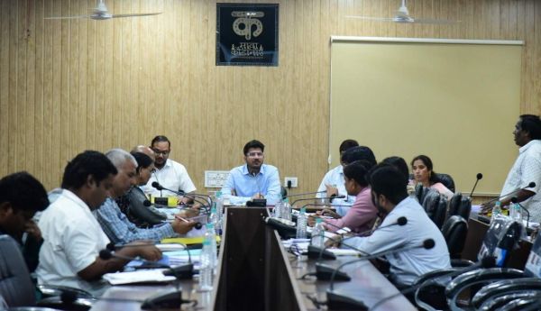 व्यक्तिगत वन अधिकार पत्र धारकों को जल्द वितरित की जाए ऋण पुस्तिका- कलेक्टर