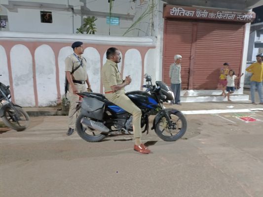 शहर में मोटर साइकिल में गश्त करने निकले एसपी ने बेवजह घूमते युवकों को दी कड़ी चेतावनी