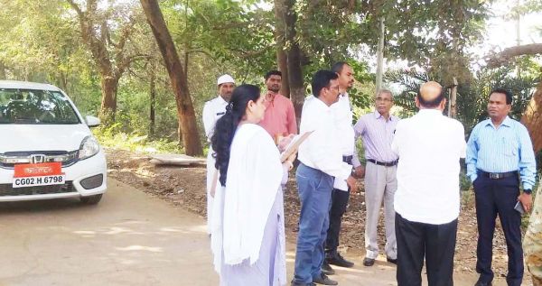 अधूरे सडक़ निर्माण काम को जल्द पूरा करने कलेक्टर ने अफसरों को चेताया