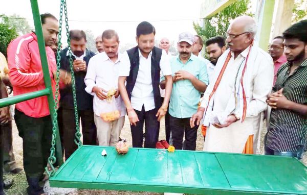 कोपरा में जनसहयोग से निर्मित मिनी गार्डन व झूला का लोकार्पण