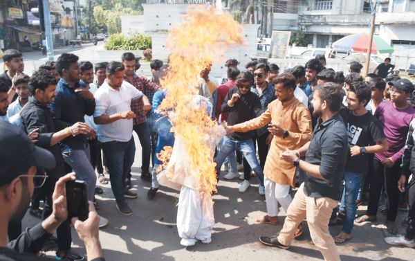 एनएसयूआई ने नितिन नवीन का पुतला जलाया
