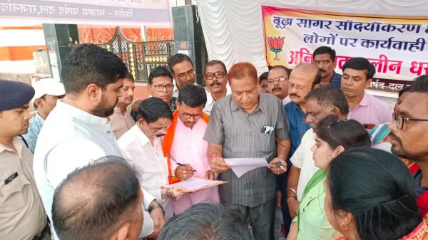 भाजपा पार्षद दल का अनिश्चितकालीन धरना समाप्त