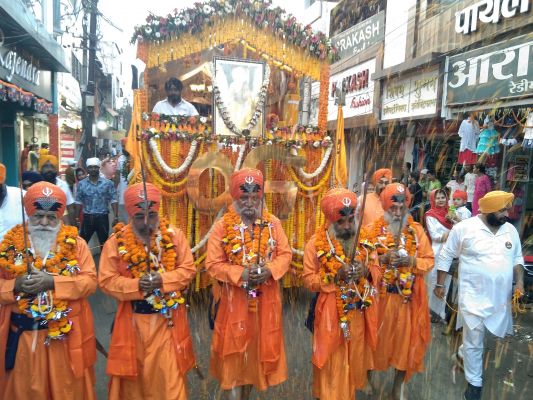 गुरू ग्रंथ साहेब की निकली भव्य शोभायात्रा