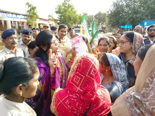 विधायक निवास का घेराव
