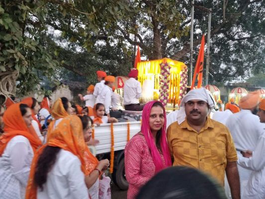 गुरु नानक देव के प्रकाश पर्व पर निकाली शोभायात्रा