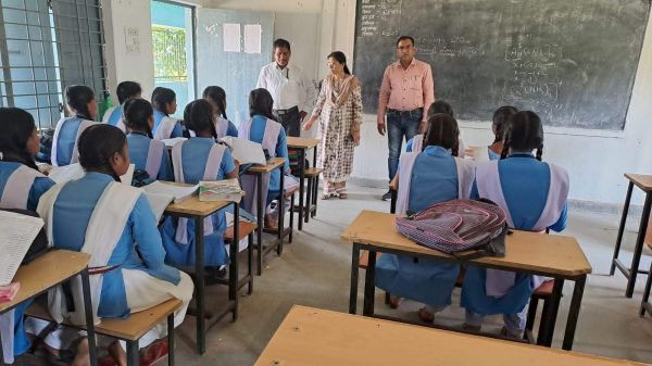 डीईओ ने किया स्कूलों का निरीक्षण