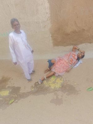 ब्रेकर में संतुलन बिगड़ा, बुजुर्ग दंपत्ति दुपहिया से गिरे