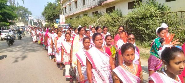 ईसाई आदिवासी महासभा ने पारंपरिक नृत्य करते हुए निकाली रैली