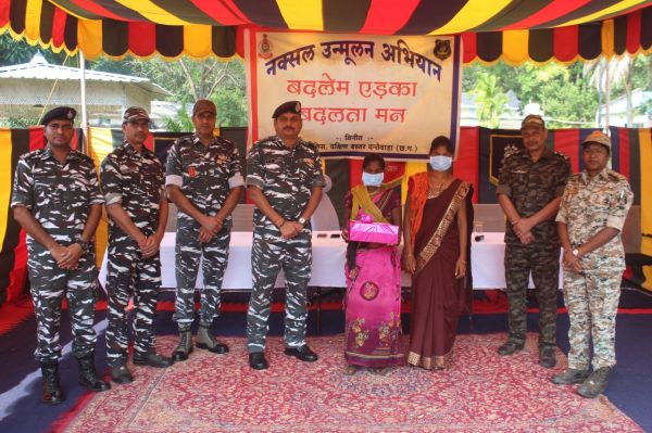 2 ईनामी महिला नक्सली का समर्पण