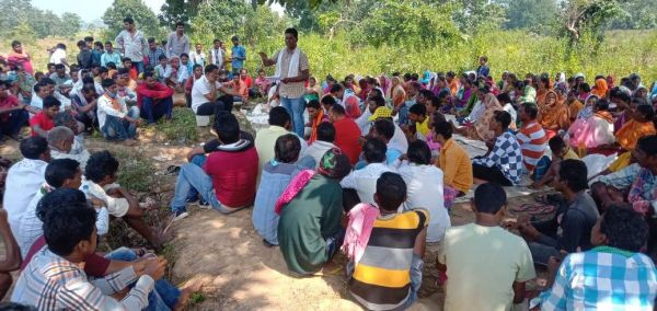 मूलवासियों के जमीन अधिग्रहण के खिलाफ कलेक्टोरेट घेरा, सौंपा ज्ञापन