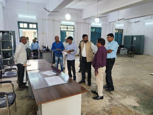  अनुपस्थित कर्मचारियों पर गिरी गाज