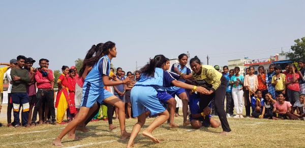 कबड्डी में बालिकाओं ने दिखाया दम, रस्साकशी में महिलाओं की दिखीं प्रतिभा