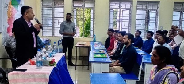 ज्ञानगुड़ी में प्रतियोगी परीक्षाओं की तैयारी कर रहे युवाओं को कलेक्टर ने दिया सफलता का मंत्र