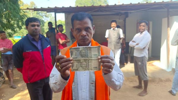 आदिवासी किसान ने मक्का बेचा, नोट के असली-नकली को लेकर हलाकान