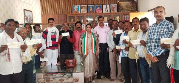 सिहावा विधायक ने किया हितग्राहियों को सहायता राशि का चेक वितरण