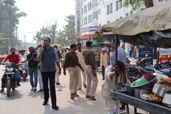 सडक़ किनारे ठेले, गुमटी एवं निजी एंबुलेंस को रामानुज क्लब मैदान में किया स्थानांतरित