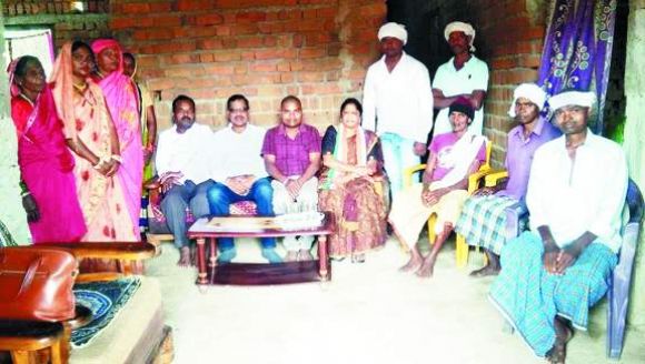 शोकाकुल परिवार से मिलने पहुंचीं विधायक