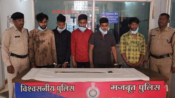 पुल पर राहगीरों को तलवार से धमकाने वाले 5 पकड़ाए