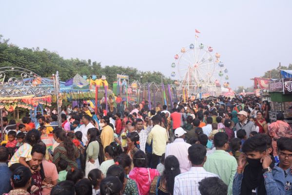  मोहारा मेला में मिठाई की खूब बिक्री, परंपरागत झूले के लिए मची रही होड़