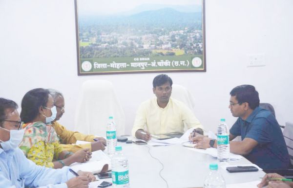 स्वास्थ्य सुविधाएं उपलब्ध कराने की दिशा में कार्य करने की जरूरत - कलेक्टर