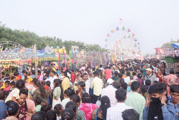 मोहारा मेला में मिठाई की खूब बिक्री, परंपरागत झूले के लिए मची रही होड़