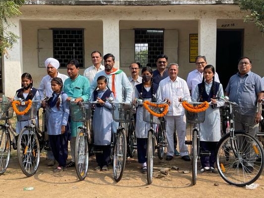 पूर्व विधायक ने किया छात्राओं को साइकिल वितरण