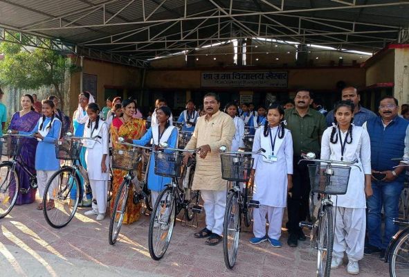 46 छात्राओं को मिली साइकिल, स्कूल की दूरी हुई कम