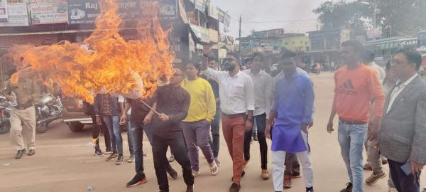 एनएसयूआई ने प्रदेश भाजपा के सह प्रभारी नितिन का पुतला फूंका