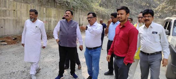 केशकाल घाटी में चल रहे पेंच मरम्मत का जायजा लेने पहुंचे विधायक संतराम 