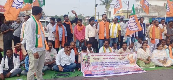 आरक्षण कटौती के खिलाफ भाजपा अजजा मोर्चा का चक्काजाम 