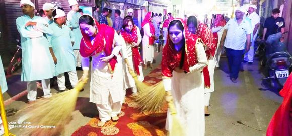 गुरु नानक जयंती पर निकली शोभायात्रा