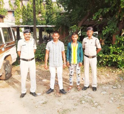 शराब के लिए पैसे मांगें,  2 पकड़ाए