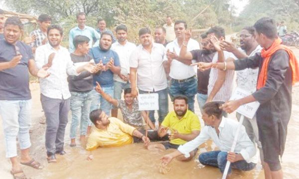 बदहाल सडक़ को लेकर भाजयुमो ने किया आंदोलन