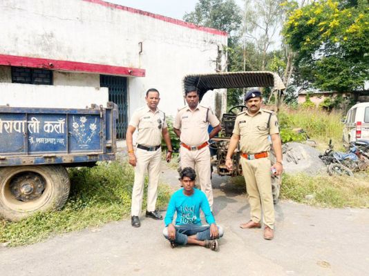 चोरी की ट्रैक्टर के साथ एक गिरफ्तार, एक फरार