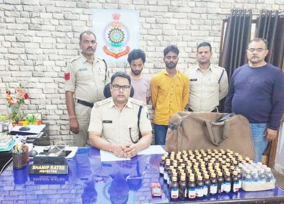 नशीली कफ सिरप बेचने ग्राहक तलाश रहे दो पकड़ाये