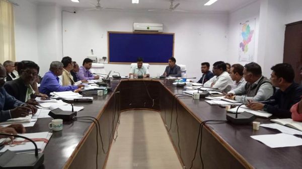 मनोरा जनपद सीईओ-एसीडीओ को नोटिस, एसीडीओ के वेतन रोकने के निर्देश