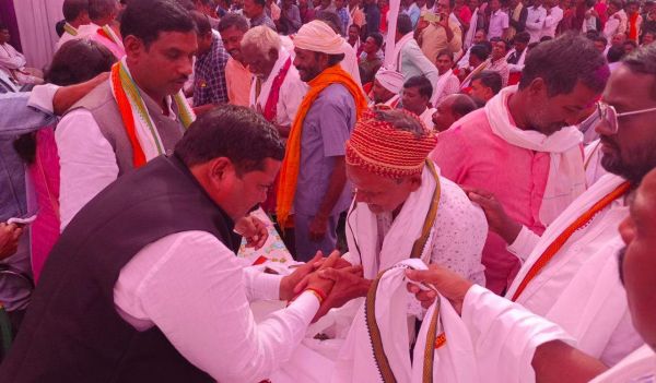 विधायक निवास में पहुंचे हजारों कार्यकर्ता, 300 से अधिक कांग्रेस में शामिल