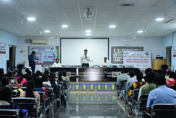 कलेक्टर ने विशेष मतदाता जागरूकता कार्यशाला में युवाओं को किया प्रोत्साहित
