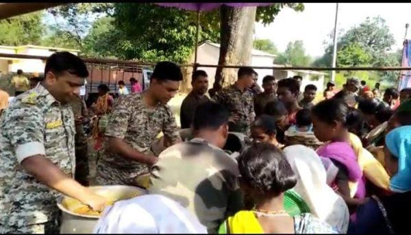 कुधूर में पुलिस कैंप की स्थापना, ग्रामीणों को गर्म कपड़े बांटे
