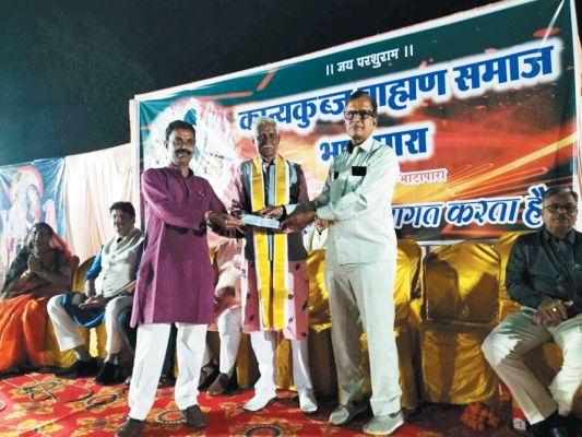 मां-पिता की स्मृित में समाज को एक लाख रुपये भेंट
