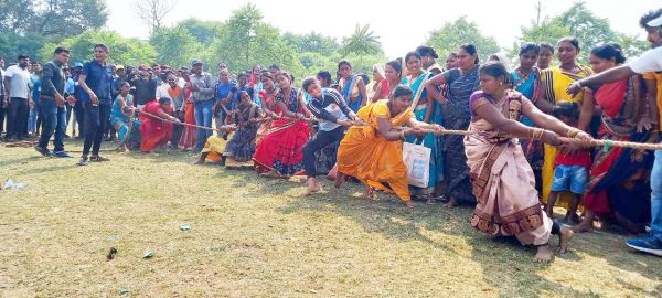 रस्सी खींच में महिलाओं ने दिखाया दम, बच्चों ने बांटी, भंवरा में दिखाई प्रतिभा, कबड्डी व खो-खो भी