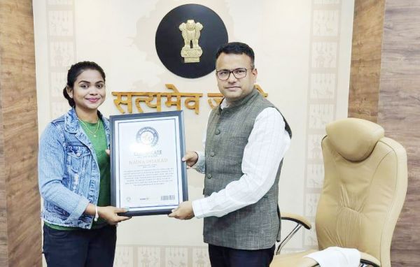 कलेक्टर ने नैना को सौंपा वल्र्डवाइड रिकार्ड ऑफ बुक