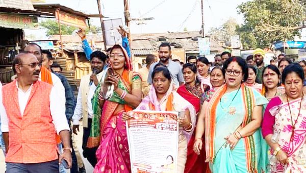 भाजपा महिला मोर्चा ने घेरा विधायक निवास