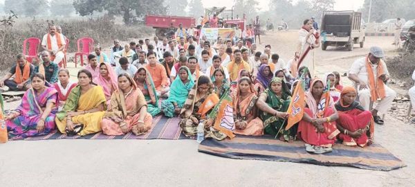 आदिवासी आरक्षण में कटौती के विरोध में भाजपा का चक्काजाम, धरना-प्रदर्शन