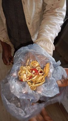 मारपीट से घायल होकर अस्पताल पहुंचे मरीज के पास बरामद हुआ भारी मात्रा में सोना