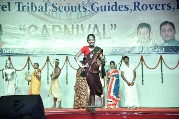 देशभक्ति और संस्कृति की थीम पर पारंपरिक रैंप वॉक