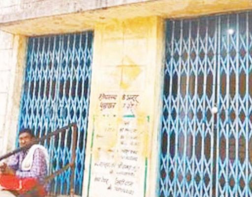 सार्वजनिक शौचालय में माह भर से लटका ताला, खुले में जाने मजबूर