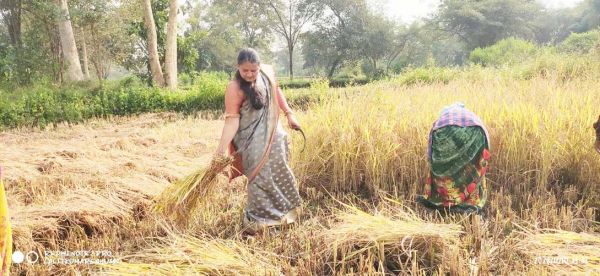विधायक छन्नी ने मोपेड से किया क्षेत्र का दौरा