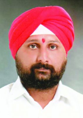 आयुक्त ने थमाया नोटिस, छाबड़ा ने दिया धन्यवाद