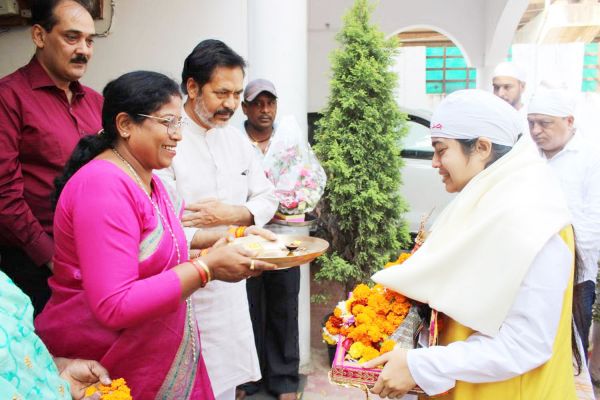 महापौर देशमुख ने संत शेहरा वाले का  स्वागत किया